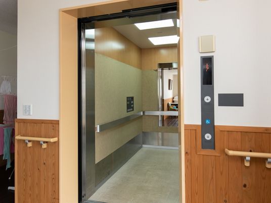 木目調エレベーターの入口