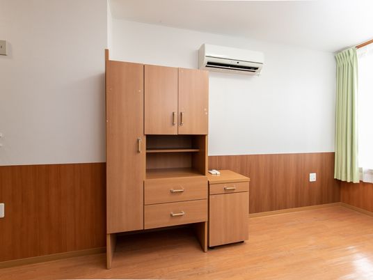 洋室の家具とエアコン