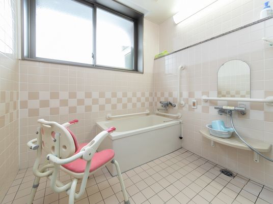 バリアフリー設計の浴室