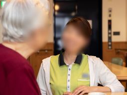 会話するスタッフと利用者
