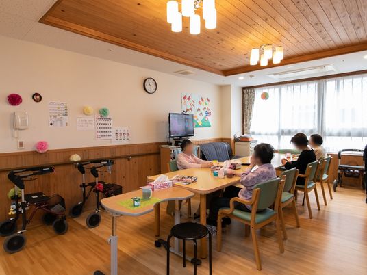 共用スペースでくつろぐ様子