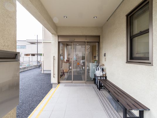 入口とベンチのエントランス