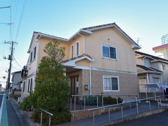 住宅街に佇む落ち着いた外観