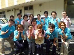 スタッフの笑顔とピース