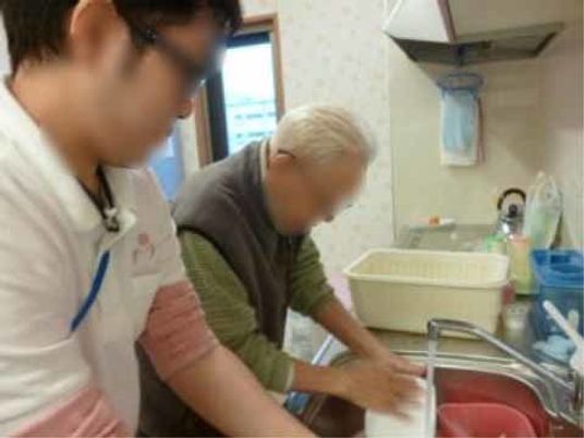 ケアを受ける人とスタッフ