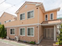 明るい建物の外観