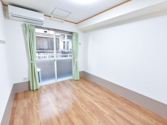 明るい個室の空間