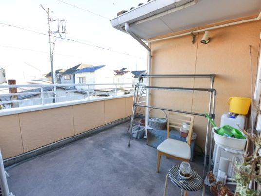 屋外の明るいバルコニー
