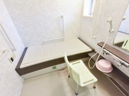 バリアフリー設計の浴室