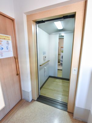 車椅子対応のエレベーター入口