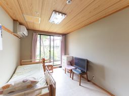 明るい居室の一角