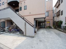 建物入口と駐輪場