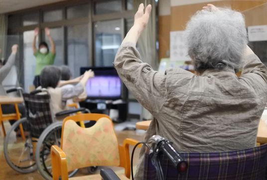 体操する利用者の姿ラウンジ