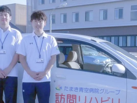 訪問車前の職員  
