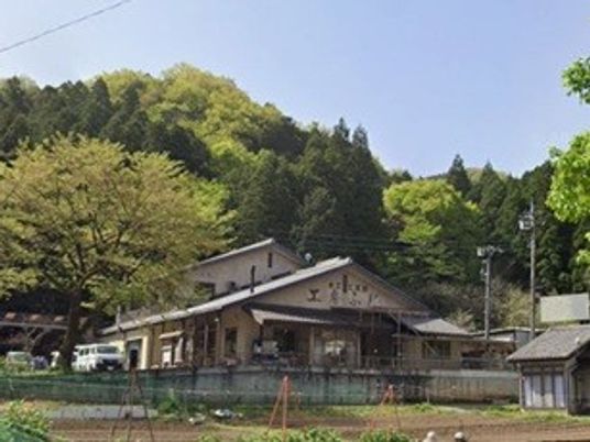 山あいの建物外観  