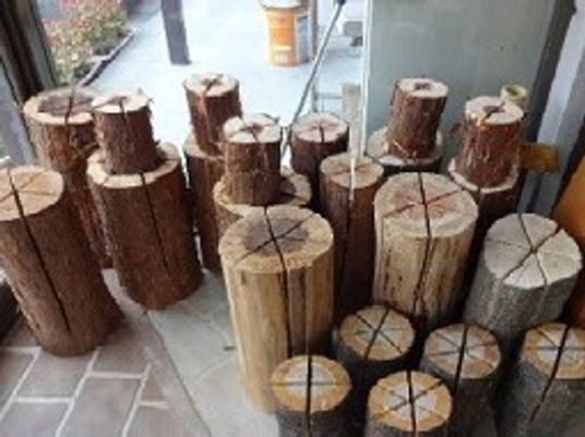 丸太風のスツールが並ぶテラス  