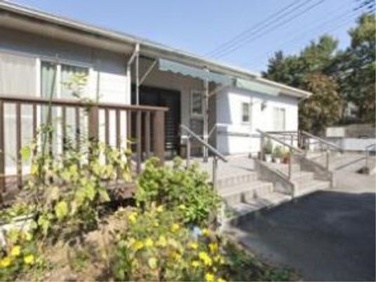 明るい外観の建物エントランス