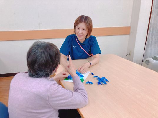 折り紙を楽しむ居室
