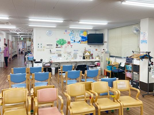 明るい待合スペースのある内観  