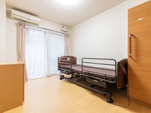 明るい広々とした居室