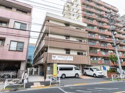 街中の多階建て建物外観