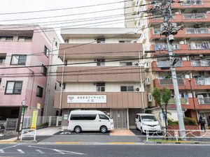 都市にある施設の外観