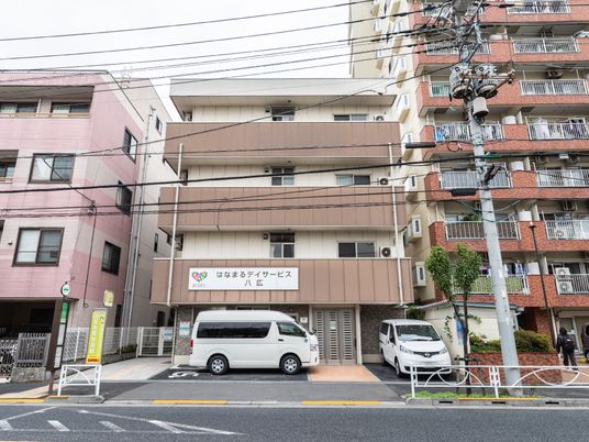 都市にある施設の外観