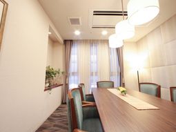 明るいダイニングテーブル