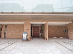 明るいエントランスの外観