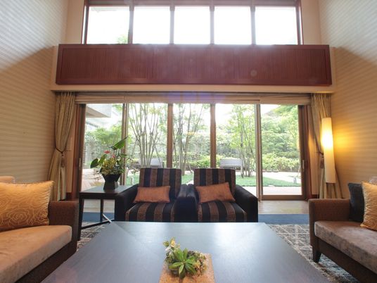 広々とした快適なラウンジ