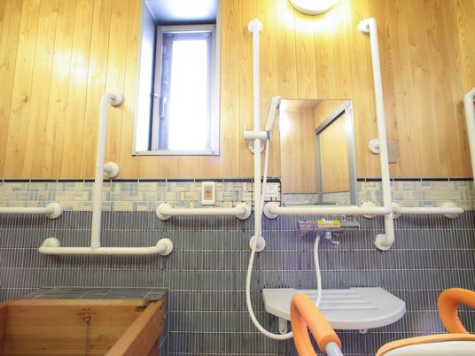 バリアフリー設計の浴室