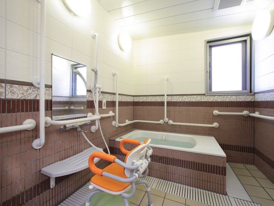 バリアフリー設計の浴室