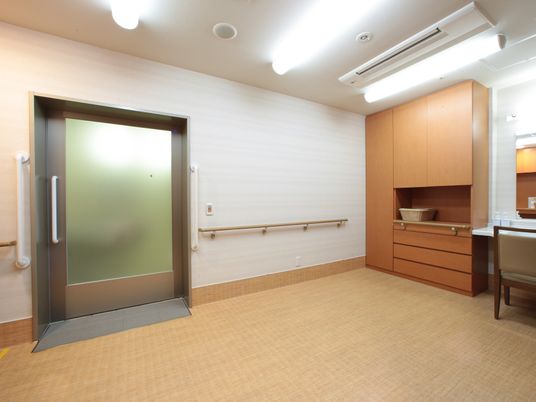 ゆったりした洋室の扉