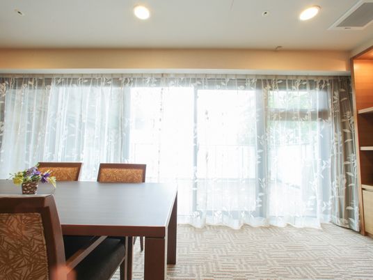 明るいダイニング空間