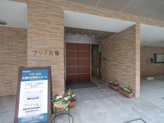 アプローチ道とエントランス