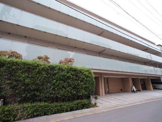 モダンな建物の外観