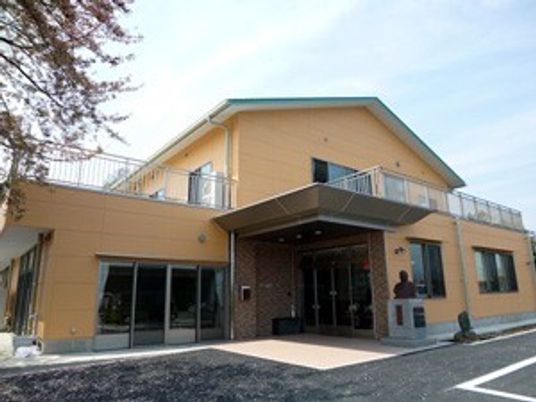 明るい外観の建物  