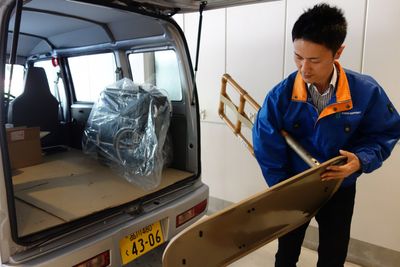 荷物の搬入作業の様子  