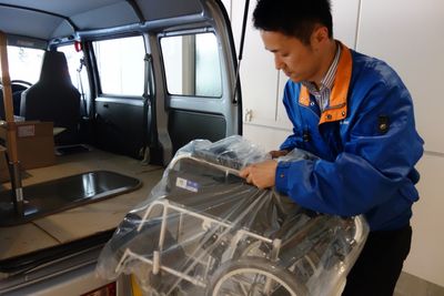 車椅子の運搬作業