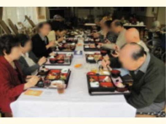 共有ダイニングでの食事風景