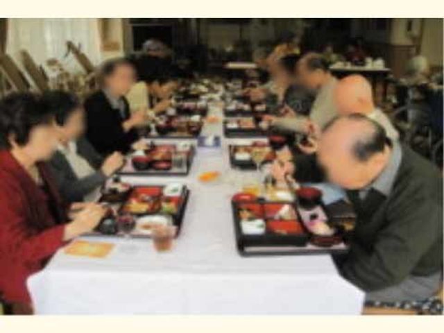 共有ダイニングでの食事風景 お食事風景 入居者が和気あいあいとした食事の時間を楽しんでいます。栄養バランスを考えたメニューで皆さん元気です。