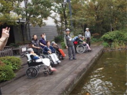 池のほとりで過ごす人々