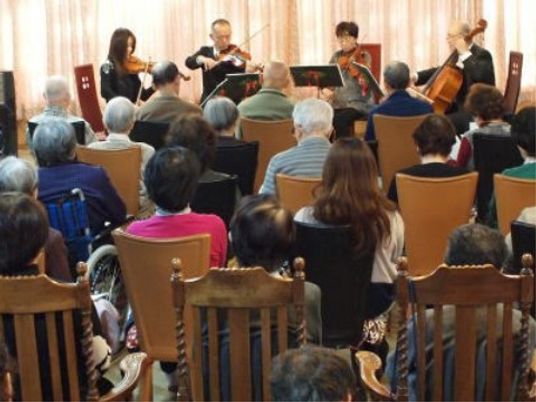音楽演奏を聴く人々