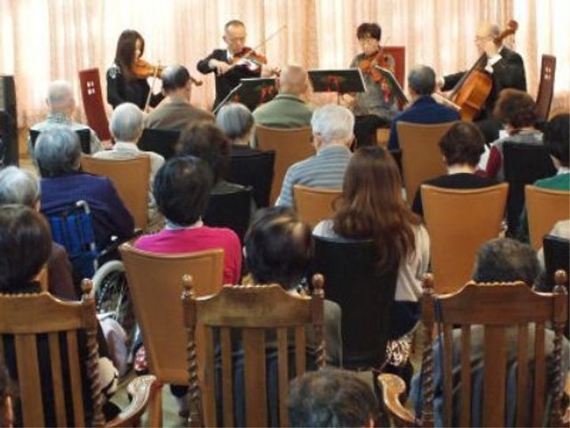 音楽演奏を聴く人々 イベント行事 生演奏を楽しむ心地よい空間で、利用者との交流も豊かになります。