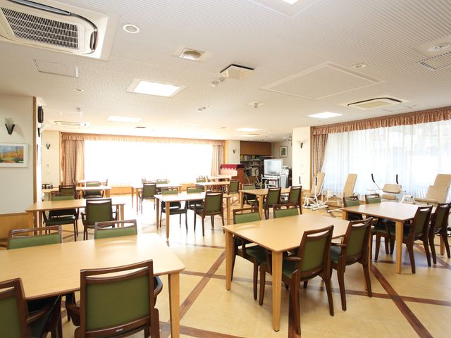 明るいダイニングルーム 食堂 窓辺の自然光が差し込むダイニングでゆったりとした食事の時間を過ごせます。テーブルと椅子が整然と並び、清潔感のあふれる空間です。