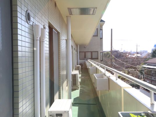 明るい廊下の一部