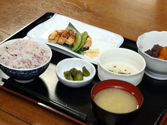 盛り付けられた和食の食事