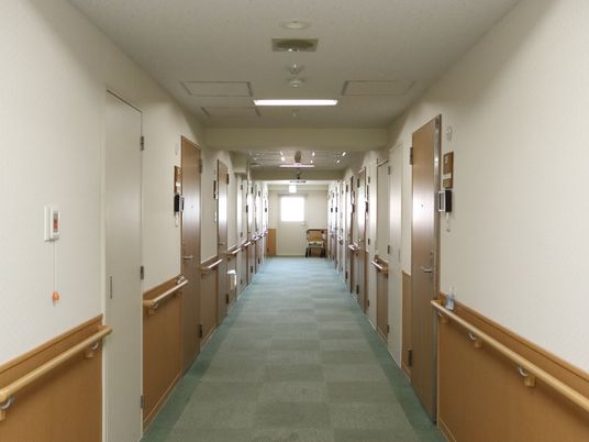 安全な手すり付き廊下