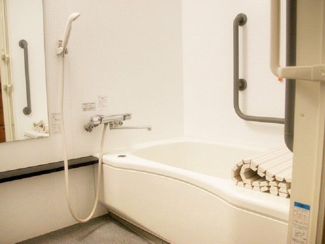 浴槽と手すりの浴室 浴室   白を基調とした清潔感のある浴室です。浴槽のまわりに手すりがあり、入浴時の動きを支えやすそうです。
