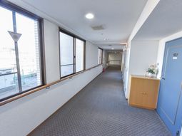 廊下の明るい日差し